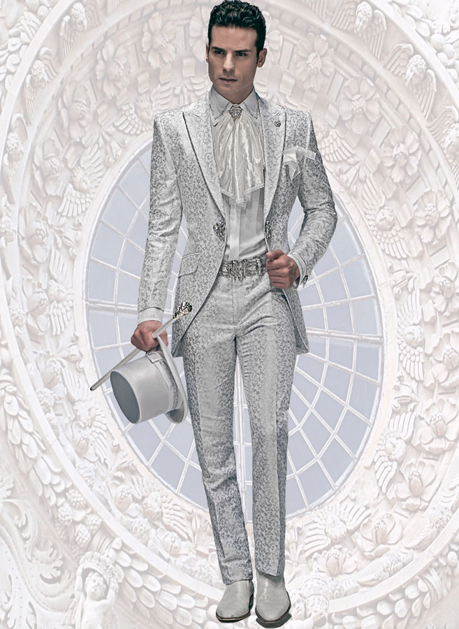 ONGala 435 - Traje brocado gris perla con strass en solapa