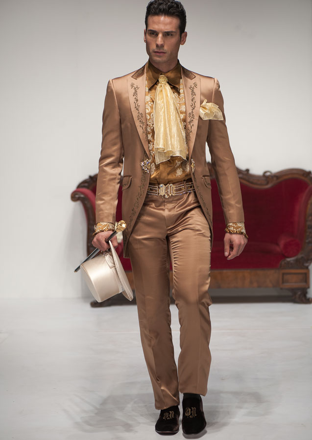 ONGala 531 - Traje italiano raso oro bordado negro oro