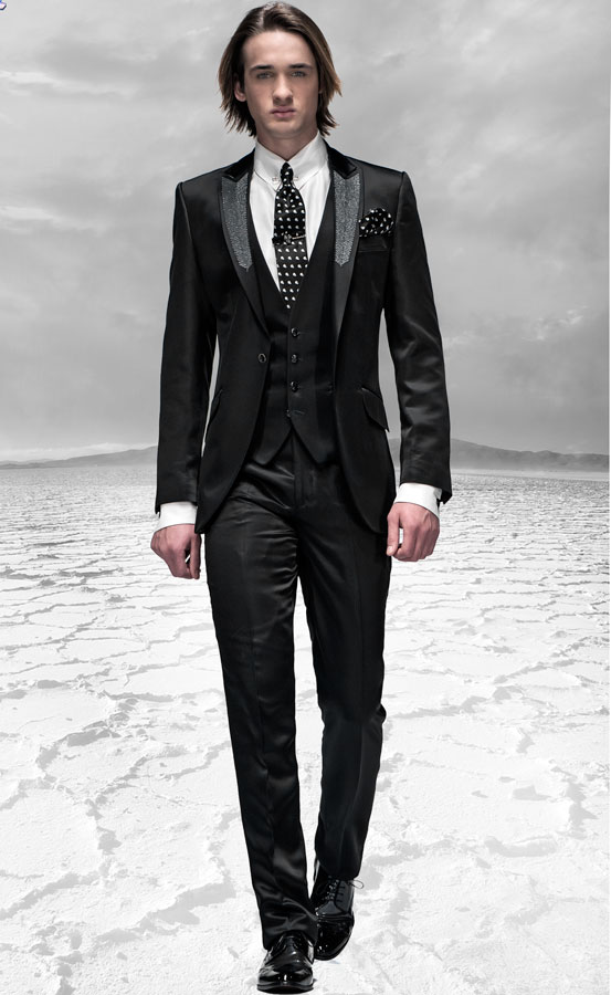 ONGala 453 - Traje moda italiano en raso negro con bordado plata
