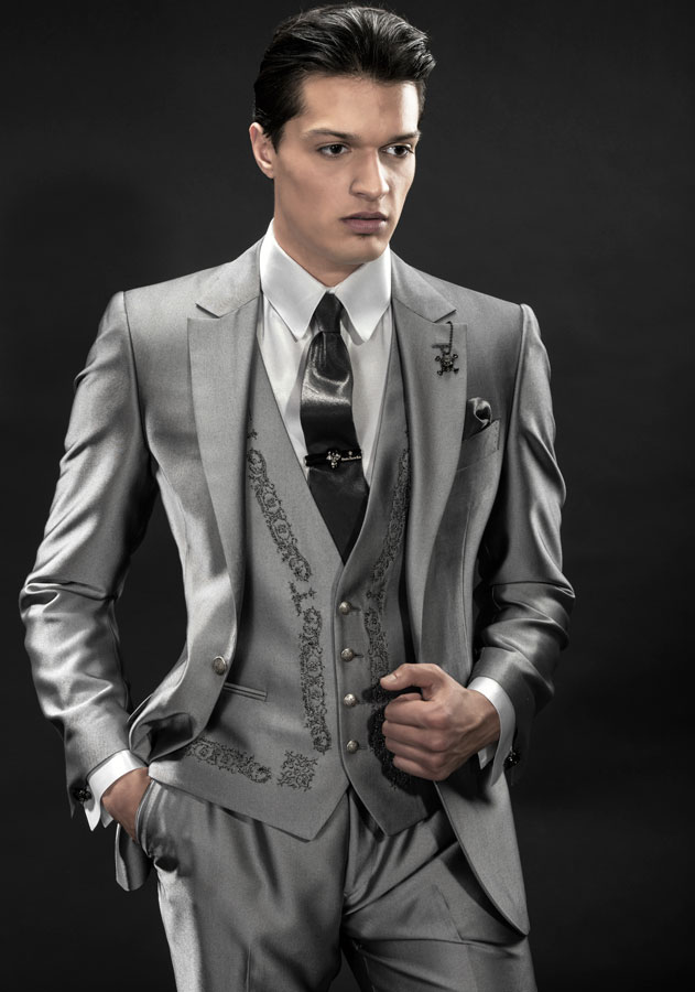 ONGala 415 - Traje de novio italiano con chaleco bordado gris plata