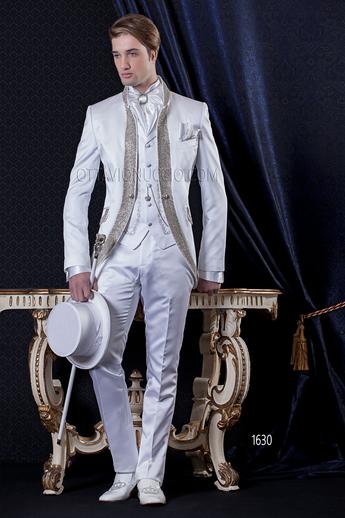 ONGala 1630 - Coreana redingote de raso blanco con pasamanería de strass
