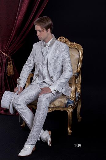 ONGala 1639 - Coreana redingote damascada gris perla con pasamanería strass