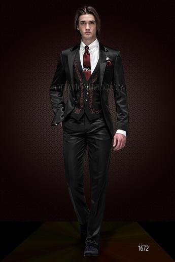 ONGala 1672 - Traje de novio negro de raso bordado rojo con chaleco