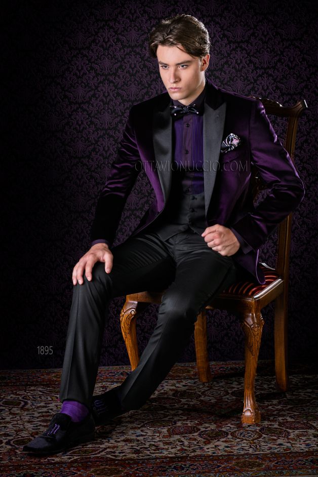 ONGala 1895 - Esmoquin morado de terciopelo con solapa de raso