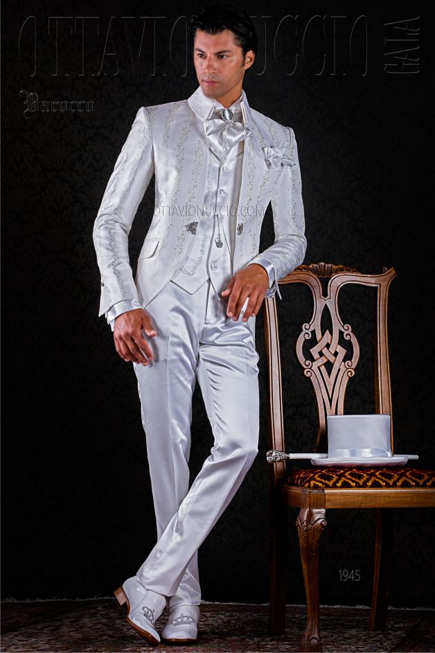 ONGala 1945 - Redingote barroca brocada blanca con pantalón de raso