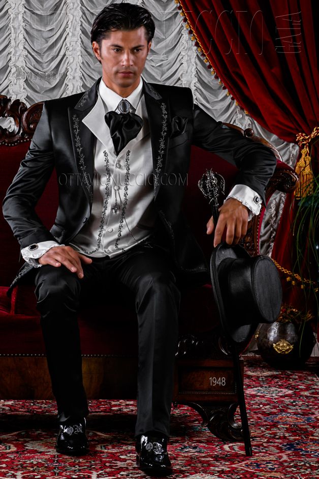ONGala 1948 - Traje de novio barroco raso negro con bordado plata