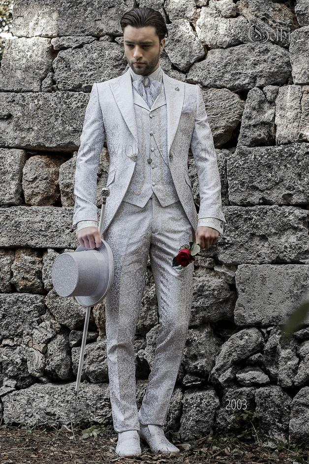 ONGala 2003 - Traje Gótico de novio, levita de época en tejido jacquard gris perla con broche fantasía