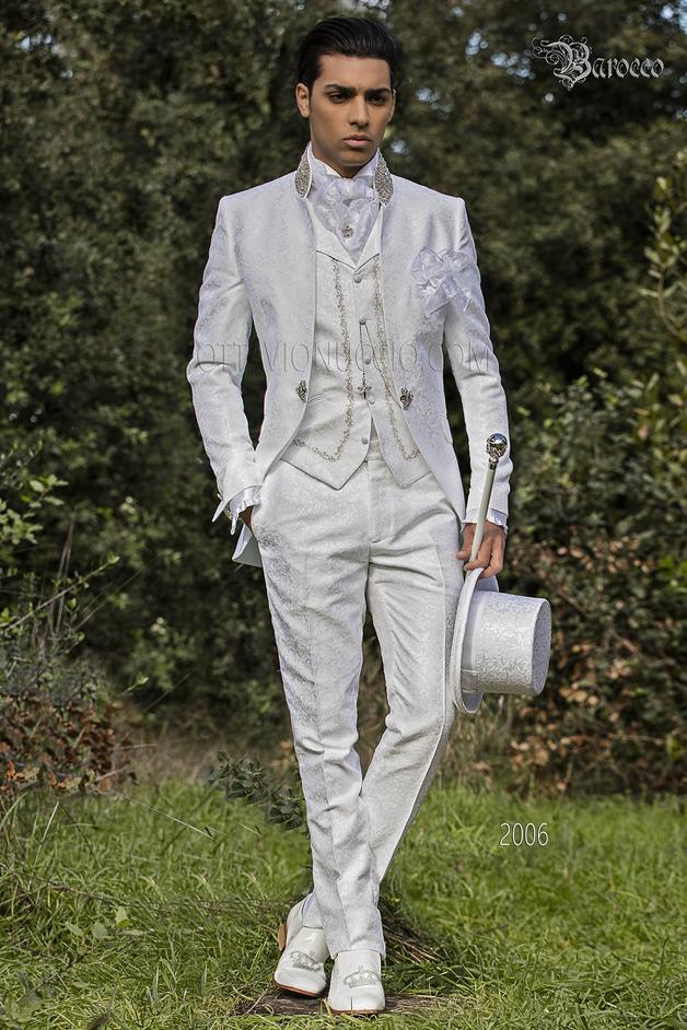 ONGala 2006 - Levita traje de novio de época Barroco brocado blanco con cuello mao de pedrería