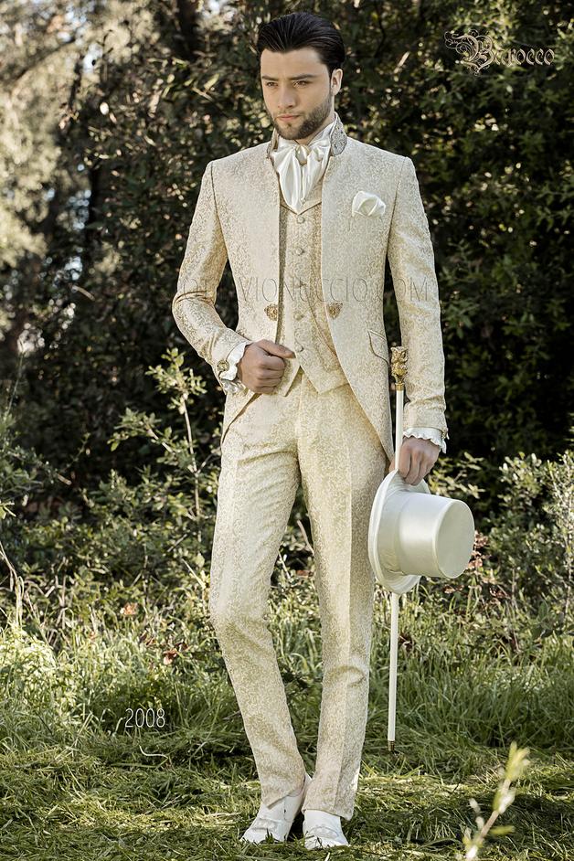 ONGala 2008 - Traje levita de novio crema de época barroco, cuello mao con pedrería dorada