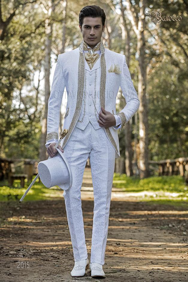ONGala 2015 - Traje levita para novio brocado blanco con pedrería dorada y cuello Mao
