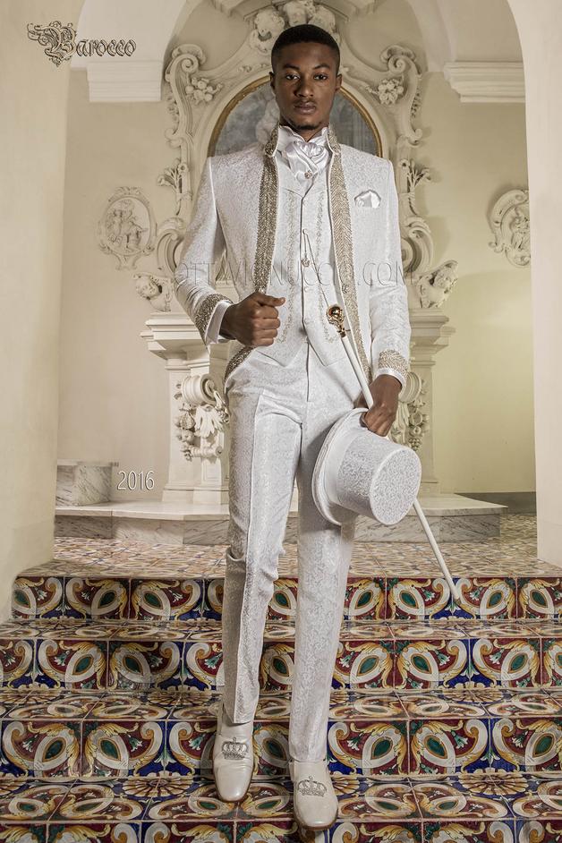 ONGala 2016 - Traje de novio barroco brocado blanco con pedrería strass, levita de época cuello Mao