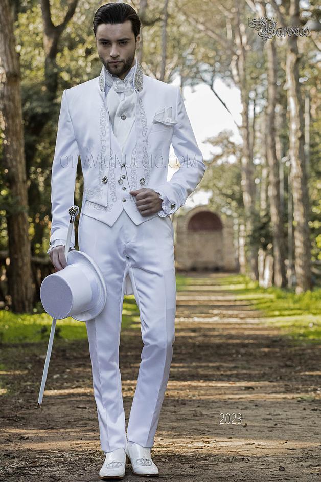 ONGala 2023 - Frac vintage barroco de satén blanco bordado plata con pedrería cristal en cuello Mao