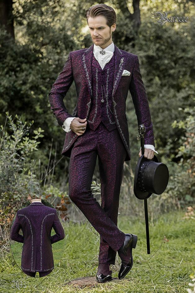 ONGala 2033 - Traje italianos de novio barroco, levita de época en tejido jacquard púrpura con bordados plateados