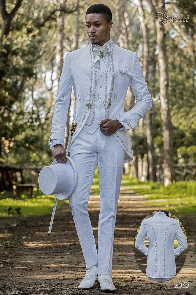 ONGala 2039 - Traje italiano de novio barroco, levita de época cuello mao en tejido jacquard blanco con bordados dorados 