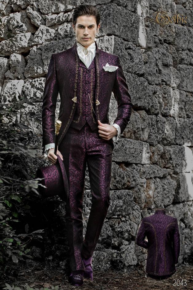 ONGala 2043 - Traje italiano de novio Gótico, cuello mao en jacquard morado con bordados dorados