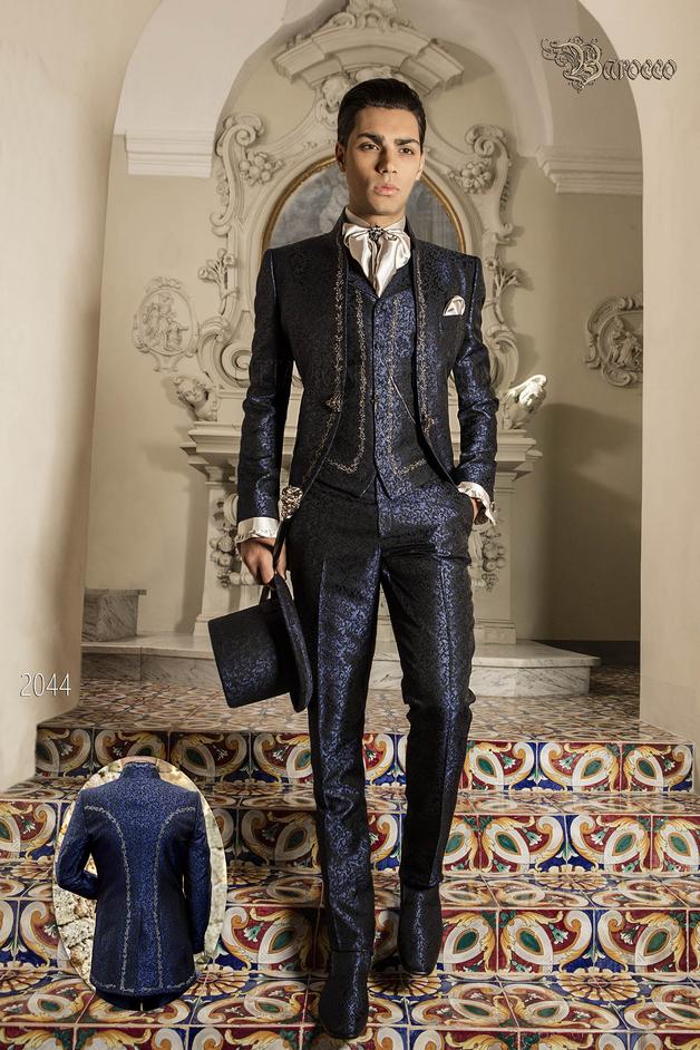 ONGala 2044 - Traje barroco de novio con cuello mao en tejido brocado azul y bordados plateados