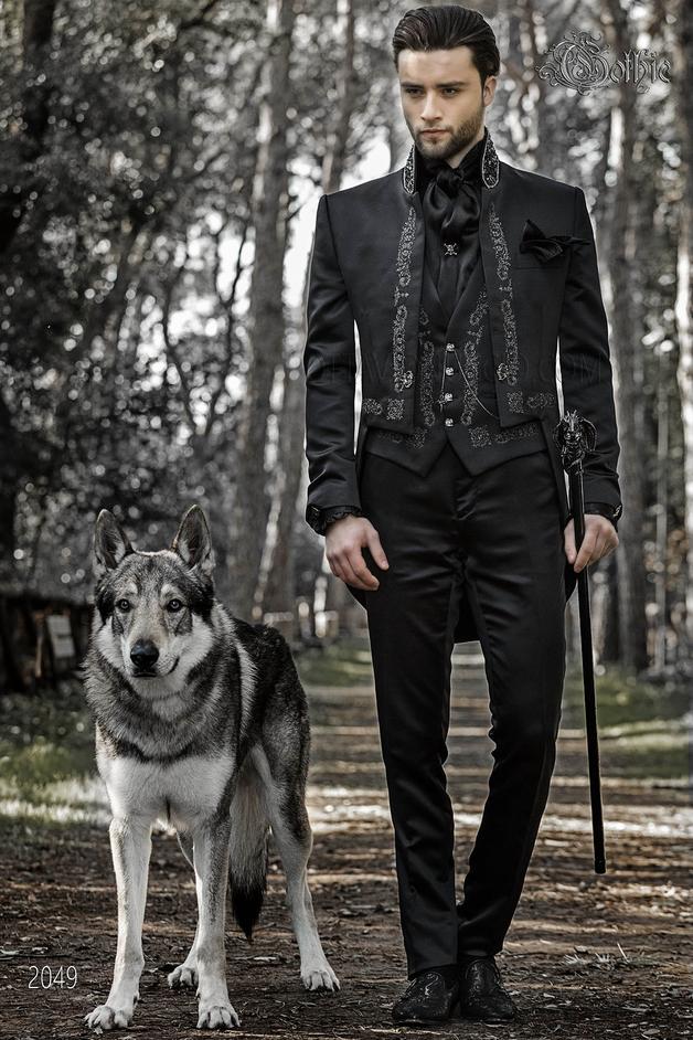 ONGala 2049 - Traje negro de novio Gótico, modelo frac cuello mao y tejido satén con bordados plateados