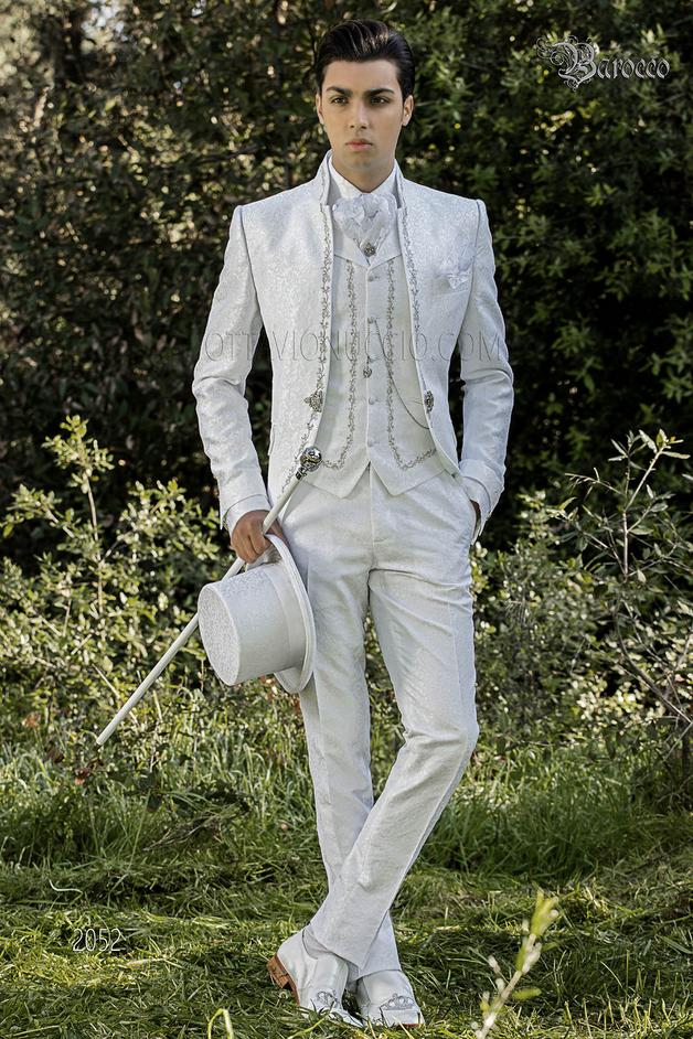 ONGala 2052 - Levita de época barroco de novio, brocado blanco y cuello mao con bordados plateados