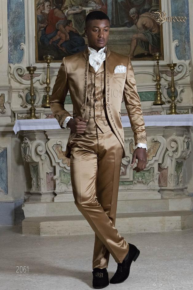 ONGala 2061 - Traje de novio barroco en raso dorado con bordados bronce, cuello Napoleón