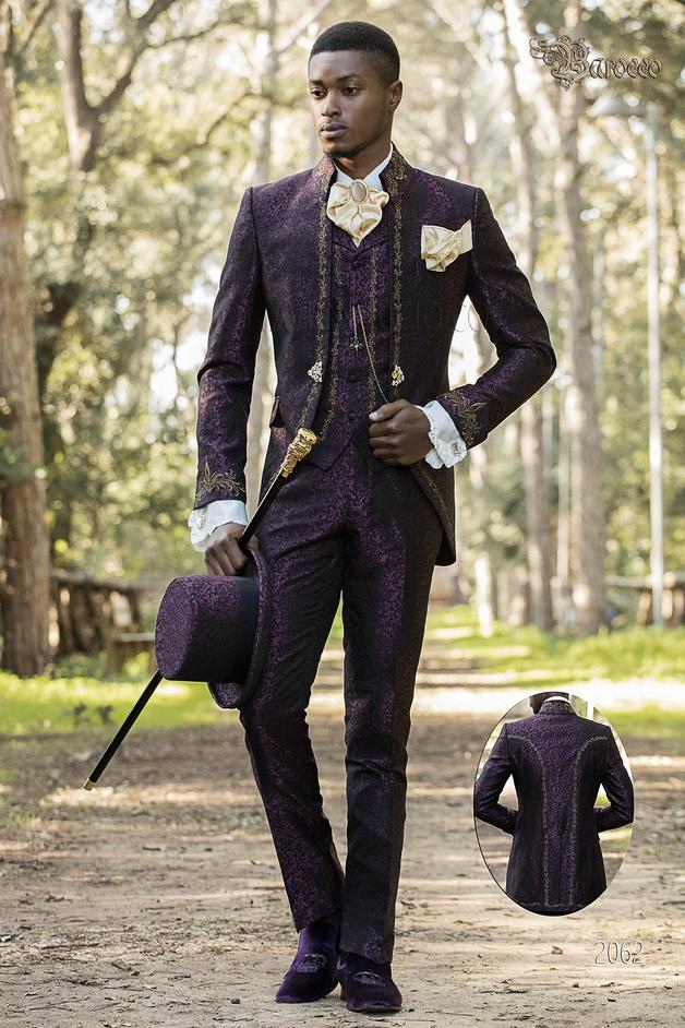 ONGala 2062 - Traje de novio barroco morado con bordados dorados y broche de cristal
