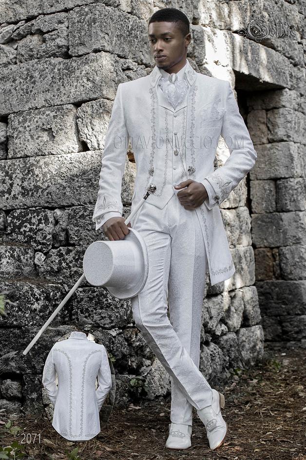 ONGala 2071 - Traje de novio italiano Gótico en jacquard blanco con bordados plateados y broche de cristal