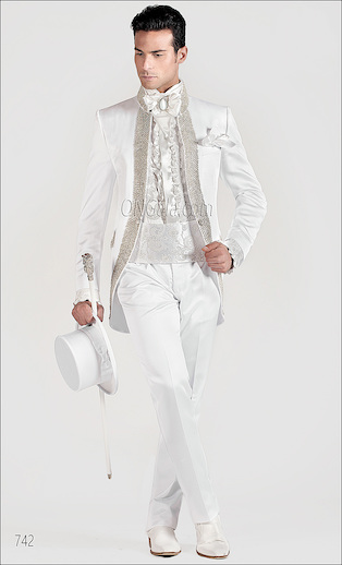 ONGala 742 - Trajes para novio en raso blanco con pasamanería de strass